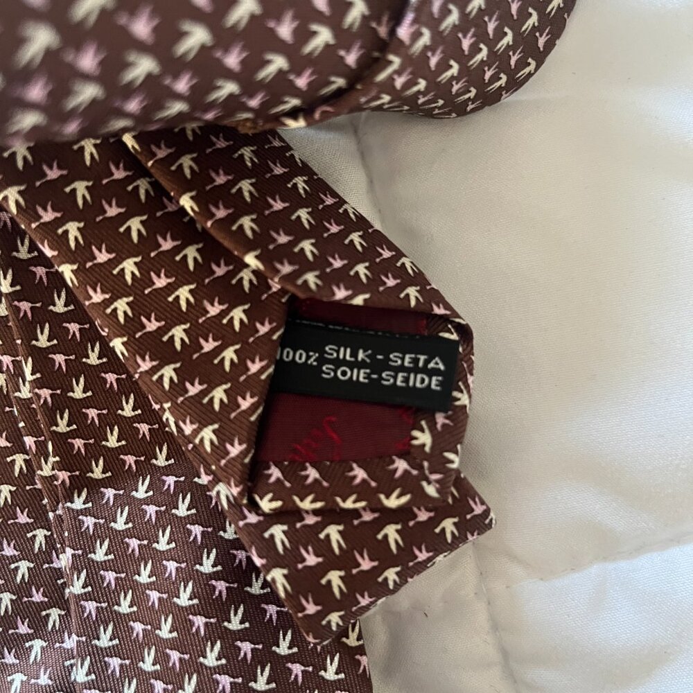 Salvatore Ferragamo Brown Necktie Pink and White Bird Pattern 100% Silk Tie - Picture 4 of 5
